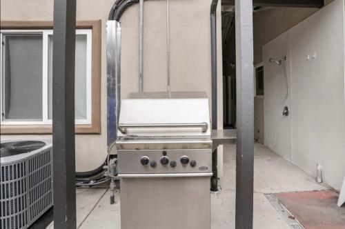 圣地亚哥Private room shared full bathroom Torrey pines golf UCSD的客房内的厨房配有炉灶