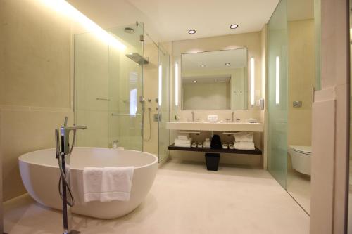 布宜诺斯艾利斯阿尔戈登大厦的带浴缸、水槽和镜子的浴室