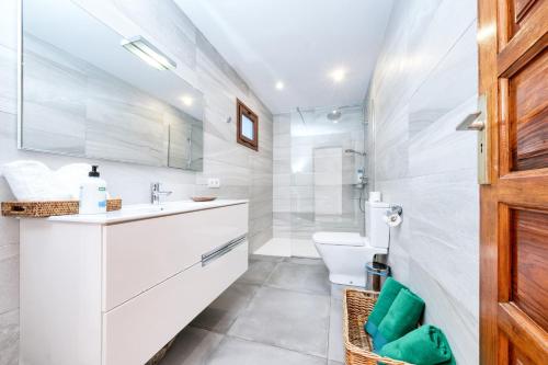 亚伊萨卡萨帝亚玛酒店的白色的浴室设有水槽和卫生间。
