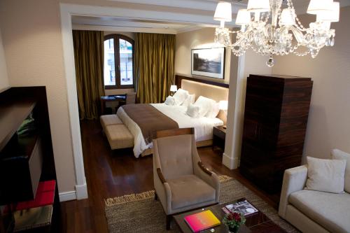 布宜诺斯艾利斯阿尔戈登大厦的酒店客房设有床和客厅。