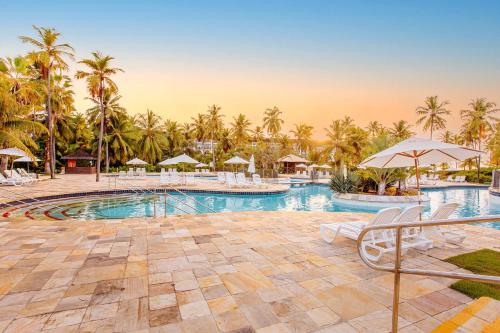 科斯塔萨乌佩Sauipe Resorts Ala Terra - All Inclusive的棕榈树度假村的游泳池
