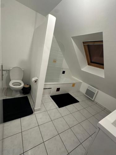 圣布里厄The GREEN HOUSE的白色的浴室设有卫生间和楼梯。