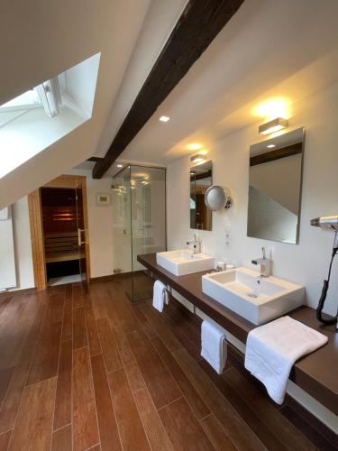 基尔Hotel Kieler Yacht-Club的一间带两个盥洗盆和大镜子的浴室