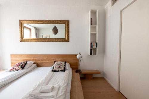 赫尔辛基2ndhomes Gorgeous and Modern 2BR Apartment with Balcony的一间卧室设有两张床,墙上设有一面镜子