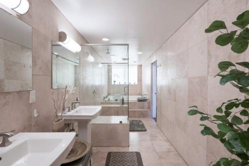 圣地亚哥Architectural Gem La Jolla Oceanview Surf And Golf的一间带两个盥洗盆和淋浴的浴室