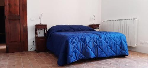 CamardaLocanda di Posta的一张蓝色的床和蓝色的被子