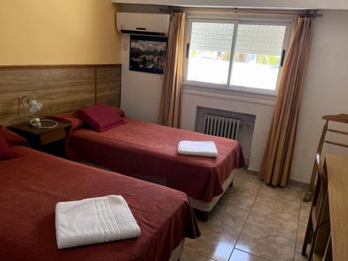 米娜克拉韦罗Hotel Rossetti y Spa的酒店客房设有两张床和窗户。