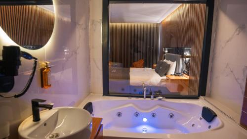 伊斯坦布尔CIP Hotel的带浴缸和盥洗盆的浴室