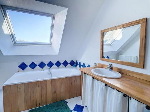 阿贡库坦维尔Grande maison de vacances的带浴缸、水槽和镜子的浴室