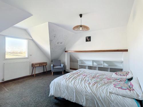 阿贡库坦维尔Grande maison de vacances的一间卧室设有一张大床和一个窗户。