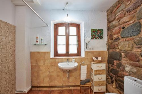 Les Franqueses del VallèsMas Can Calet Aparthotel的一间带水槽和砖墙的浴室