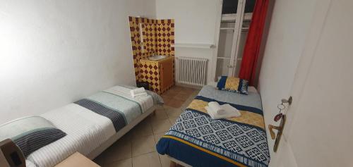 韦尔东的圣克鲁瓦LE COMPTOIR的小型客房 - 带2张床和窗户