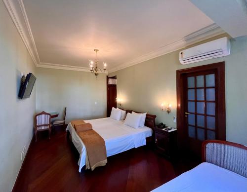 佩德拉阿祖尔阿罗索帕考酒店的酒店客房设有两张床和电视。