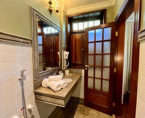 佩德拉阿祖尔阿罗索帕考酒店的一间带水槽和镜子的浴室