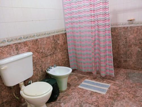 贝伦M y M Departamento的一间带卫生间和淋浴帘的浴室