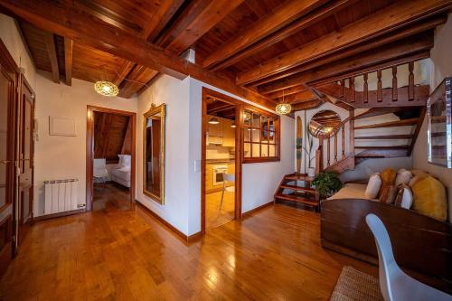 维耶拉Bargadera by Totiaran的带沙发和楼梯的客厅