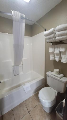 谢里登谢里登戴斯酒店的浴室配有白色卫生间和浴缸。