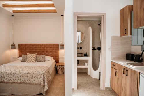 圣安娜纳克索斯Anais Of Naxos的一间卧室和一间带床和水槽的浴室