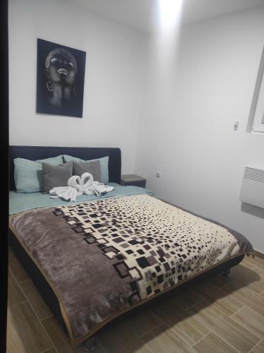 索科矿泉村Cera luxe apartment的一间卧室配有一张带黑白色棉被的床