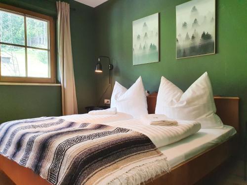 因斯布鲁克Bergsonne Apartment mit Parkplatz的一间卧室设有一张带绿色墙壁的大床
