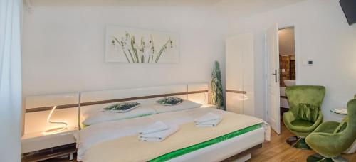 Malý SlavkovVeLa的一间卧室配有一张床和一把绿色椅子