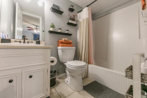 奥斯汀★Modern,CozyCouple's Getaway w/Relaxing Patio!的浴室配有白色卫生间和盥洗盆。