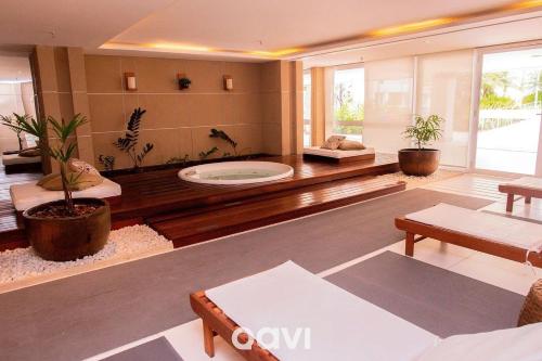 帕纳米林Qavi - Flat Resort Beira Mar Cotovelo #InMare133的中间设有带按摩浴缸的客厅