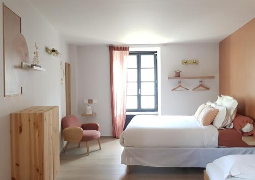 BielleMaison Lavillete的卧室设有一张白色大床和一扇窗户。