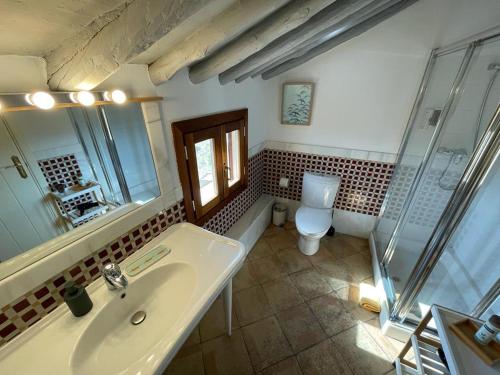 隆达萨尔瓦蒂拉旅馆 的一间带水槽和卫生间的浴室