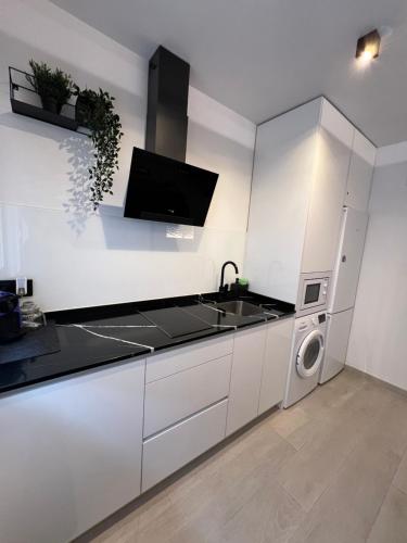 马德里Apartamento marqués的白色的厨房配有水槽和洗碗机