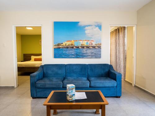 威廉斯塔德DeLynne Resort Curaçao的客厅配有蓝色的沙发和桌子