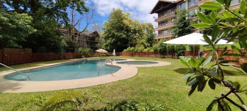 普孔Hermoso departamento en condominio privado alicura的一座游泳池,位于一座建筑旁的院子内