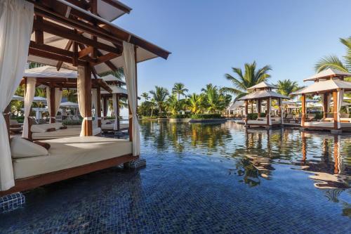 巴亚希贝Hilton La Romana All-Inclusive Family Resort的一个带游泳池的度假村和一个度假村