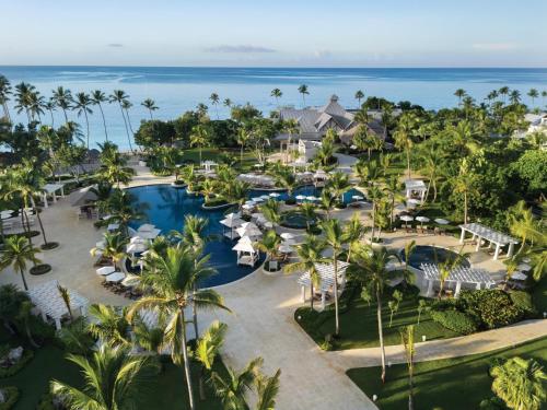巴亚希贝Hilton La Romana All-Inclusive Family Resort的享有度假胜地的空中景致,以海洋为背景
