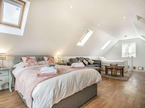 Southwick2 bed property in Bradford-on-Avon 87056的一间卧室配有一张大床和一张沙发