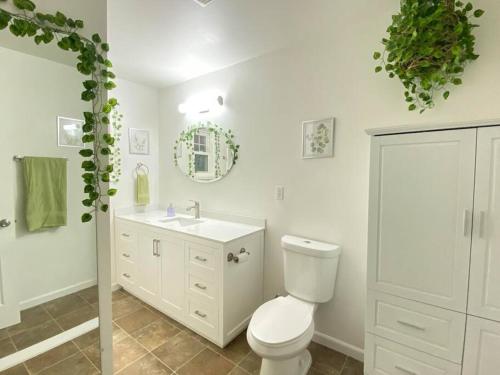 草谷Home Sweet Home in Grass Valley的白色的浴室设有卫生间和水槽。