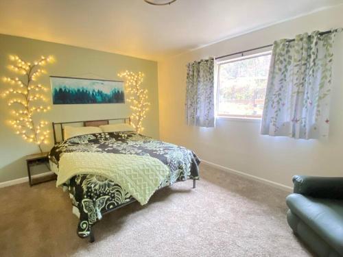 草谷Home Sweet Home in Grass Valley的一间卧室设有一张床和一个窗口