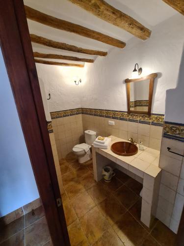CarcabueyLa Posada Amena的一间带水槽和卫生间的浴室