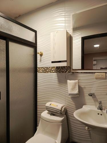 马查拉Mimo'Suits & rooms的一间带卫生间和水槽的小浴室