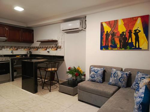 马查拉Mimo'Suits & rooms的带沙发的客厅和厨房