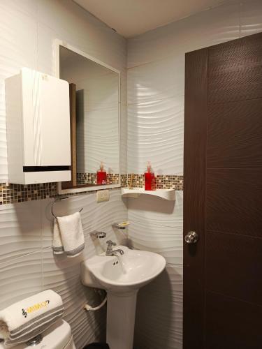 马查拉Mimo'Suits & rooms的白色的浴室设有水槽和卫生间。