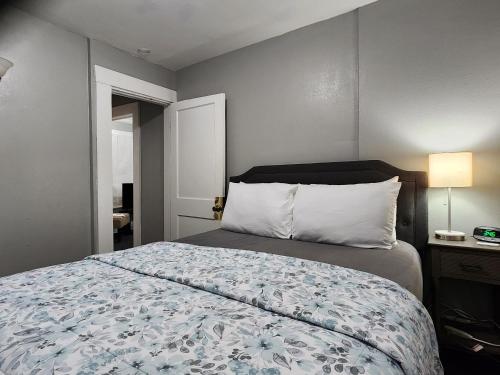 莱克兰TWO BEDROOM HOME IN BEAUTIFUL DOWNTOWN LAKELAND的一间卧室配有一张带蓝白色毯子的床