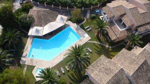 科孚镇福丽科孚酒店式公寓的享有棕榈树游泳池的顶部景致