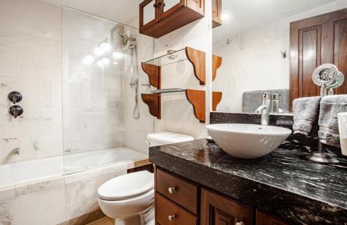 巴亚尔塔港Playa Bonita的浴室配有盥洗盆、卫生间和浴缸。