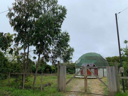 LechaguaDomo Malinche的围栏后面的带绿色圆顶的谷仓