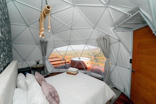 巴拉奥纳省圣克鲁斯Ovalulú Glamping Hotel的圆顶帐篷内带一张床的房间