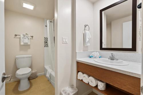 安纳海姆布鲁克哈斯特广场旅馆的一间带卫生间、水槽和镜子的浴室