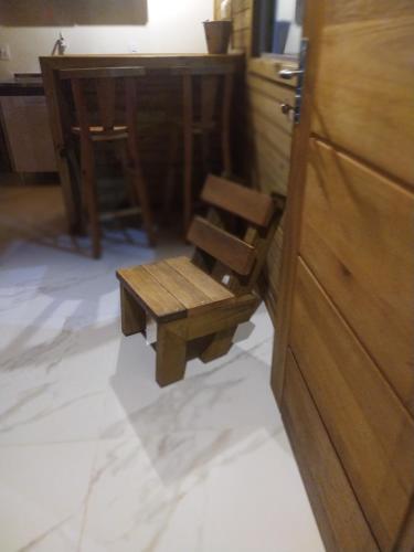 弗洛里亚诺波利斯Ap a 6km do aeroporto Floripa的客房设有木制长凳和书桌。
