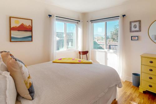 蒙特雷Deep Blue Seaside的卧室配有白色的床和2扇窗户。