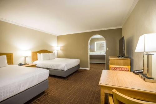 红木城贝斯维斯特红木城酒店的酒店客房配有两张床和一张书桌
